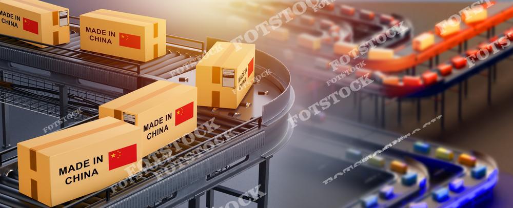 На фотографии показан конвейер с коробками, на которых нанесена маркировка «Made in China» и изображен флаг Китая. За основным конвейером видны другие линии, обеспечивающие автоматизированное распределение упаковок. Снимок иллюстрирует современные логистические процессы и транспортировку товаров.